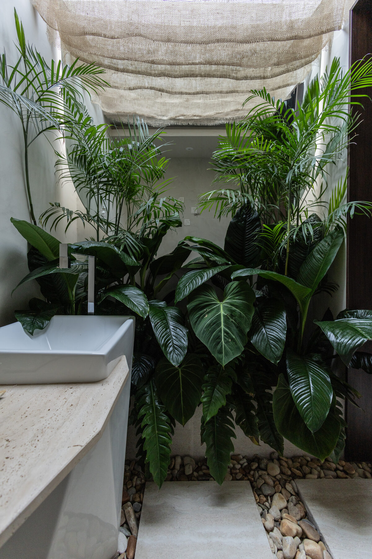 Lavabo do escritório Casa Palse com paisagismo e acabamentos de alto padrão